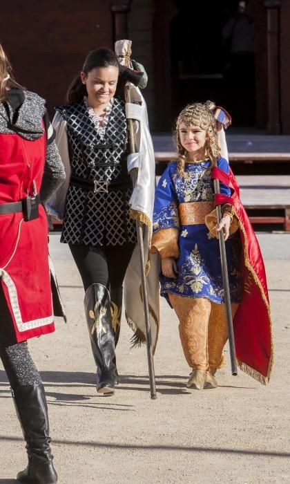 Un centenar de chavales, integrantes de las comparsas de San Vicente, celebran por segundo año la Embajada Infantil a las puertas del Castillo.