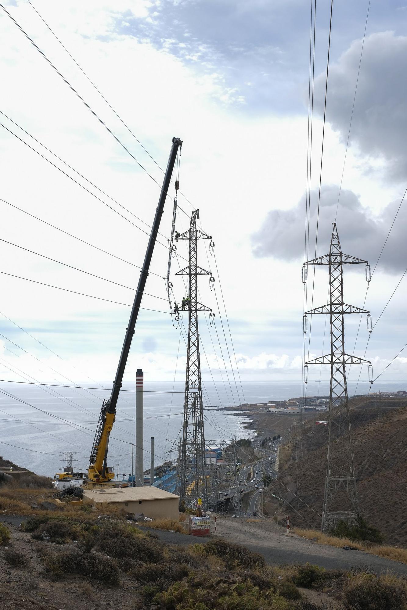 Operarios desmontando torretas de alta tensión junto a la central electrica en Jinámar