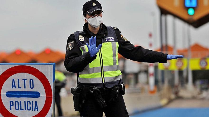 Una policía nacional realiza un control en la frontera entre Francia y España días después del decreto del estado de alarma.