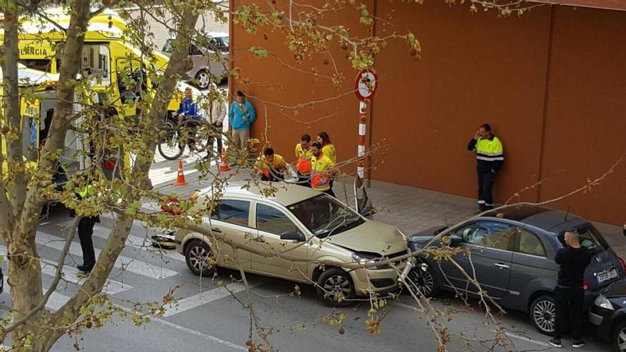 Un conductor pateix un infart a Figueres, xoca amb tres cotxes i mor poc després