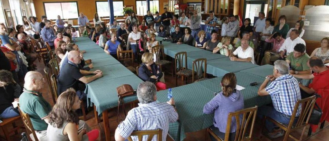 Los usuarios de El asturcón luchan por mantener la actividad hípica. Decenas de usuarios del centro ecuestre municipal El Asturcón, ayer, durante una reunión en la cafetería del hípico.