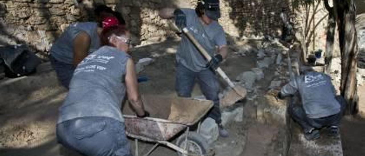 Los trabajadores del taller de empleo durante las labores de mantenimiento junto al Vinalopó.