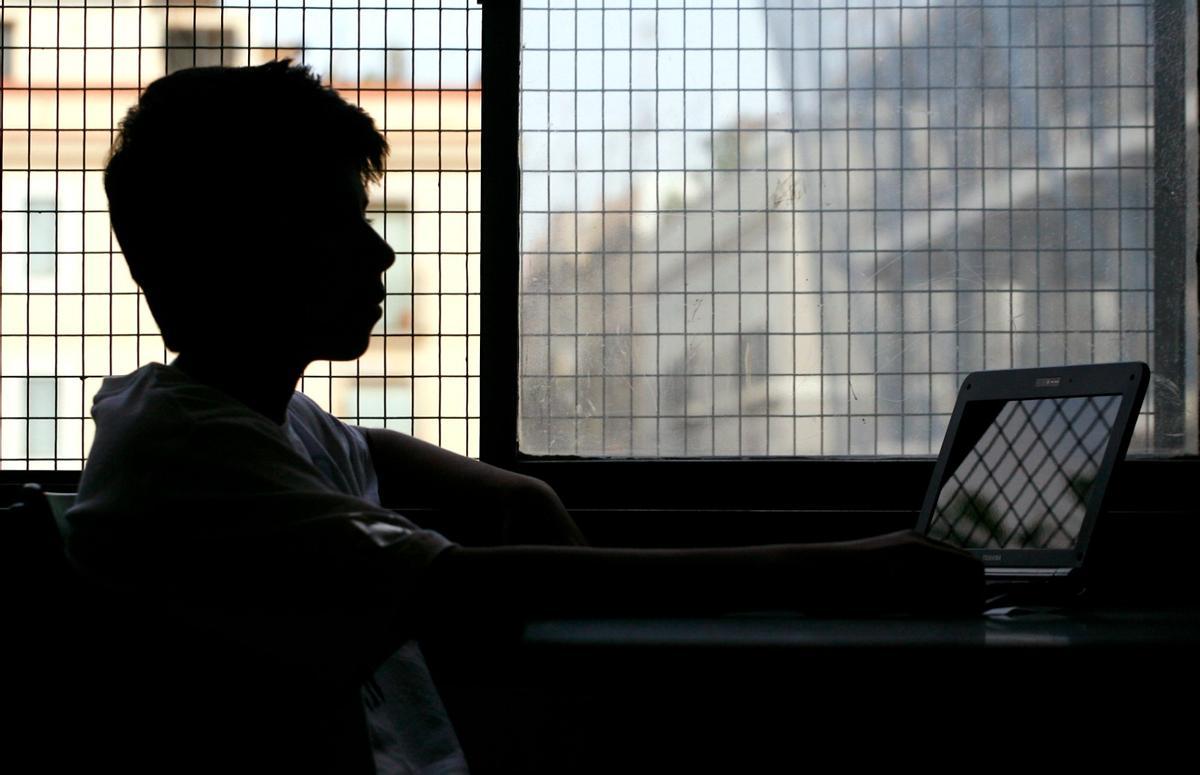 Un estudiante trabaja con un ordenador en clase.