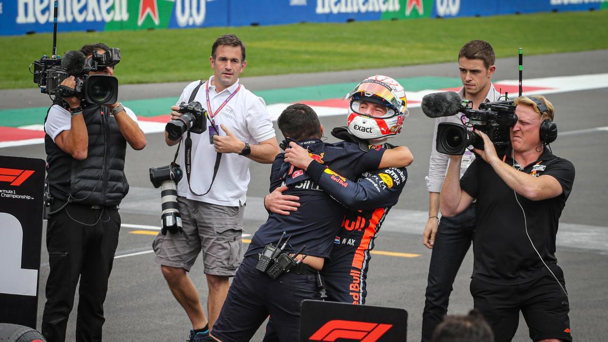 Verstappen celebra la &#039;pole&#039; en el Gran Premio de México de 2019.