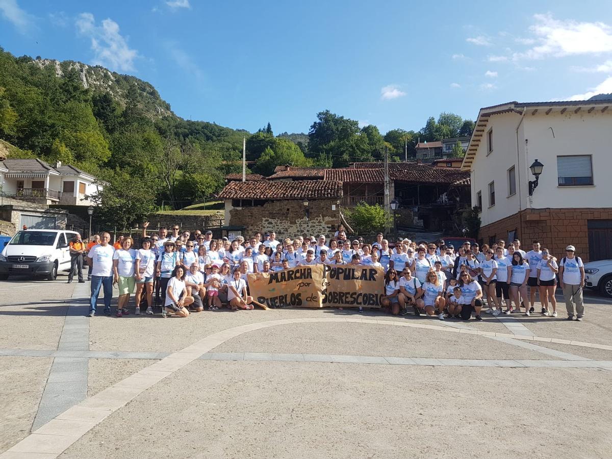 Algunos de los participantes en la marcha popular de Sobrescobio, en Campiellos, en una pasada edición.