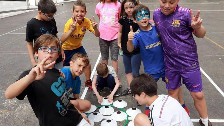 Un grupo de niños, ayer, jugando en el patio del Liceo Mierense.