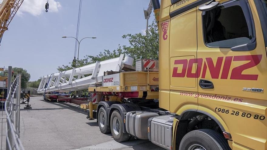 Las cerchas del nuevo Son Moix llegan al estadio.