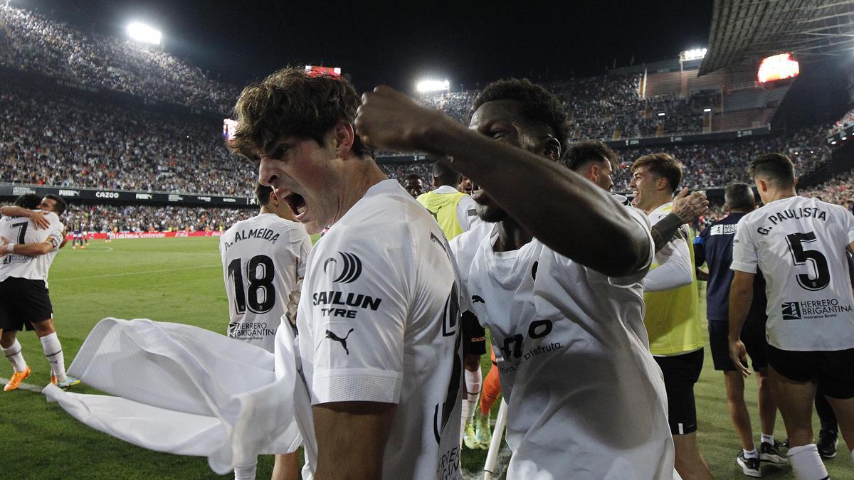 Javi Guerra, celebrando su golazo contra el Valladolid