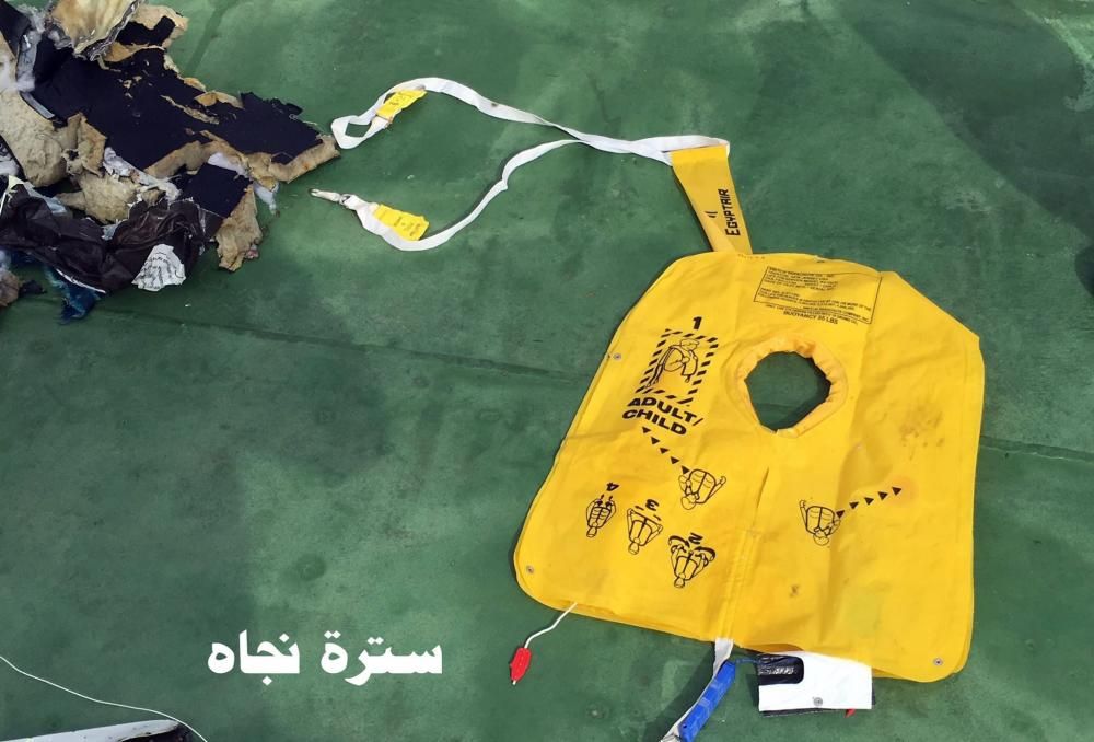 Imágenes de los restos hallados del avión de Egyptair estrellado.