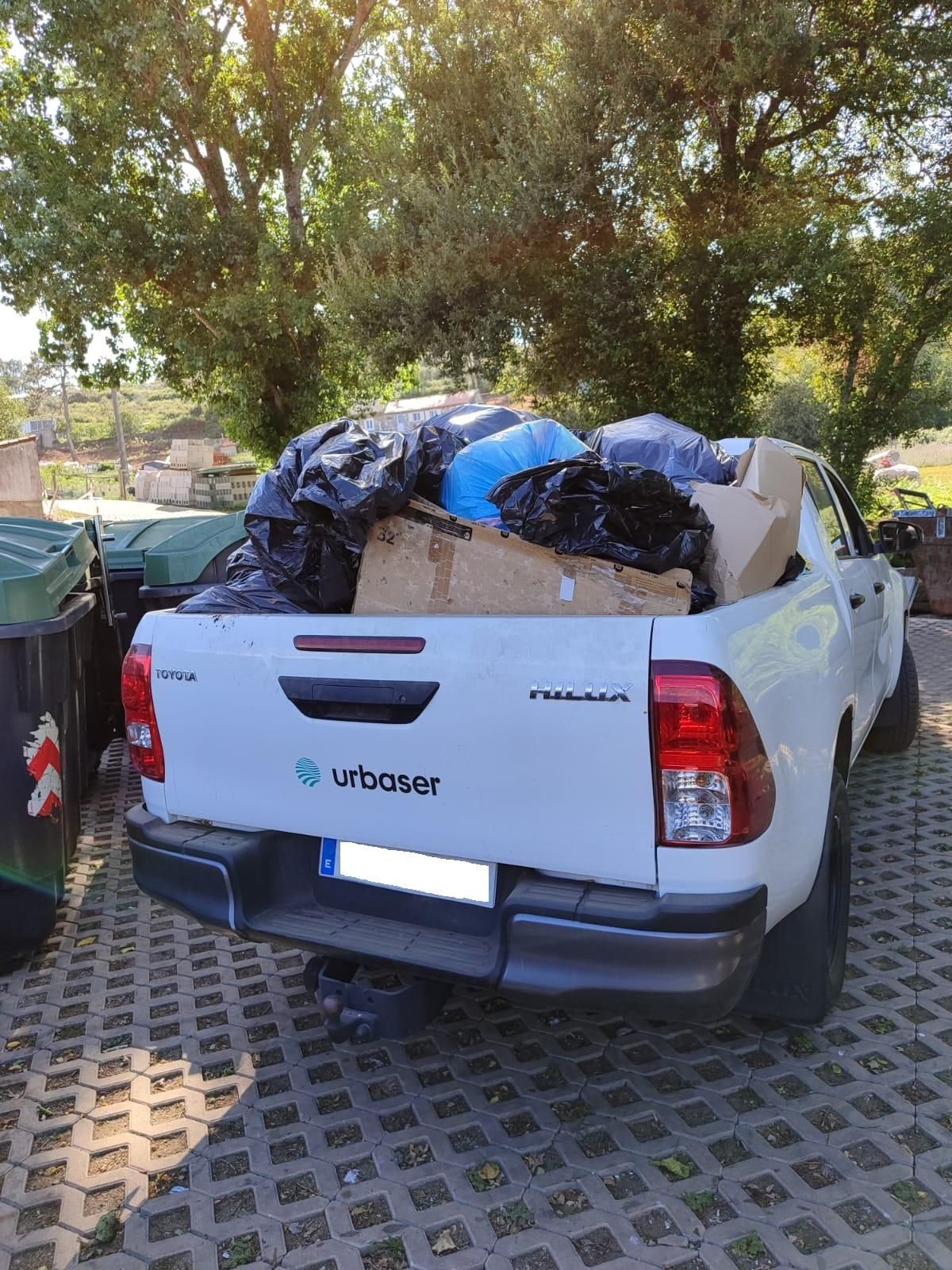 El vehículo tipo &quot;pick up&quot; con caja abierta con el que se realiza la recogida en la isla de Ons.