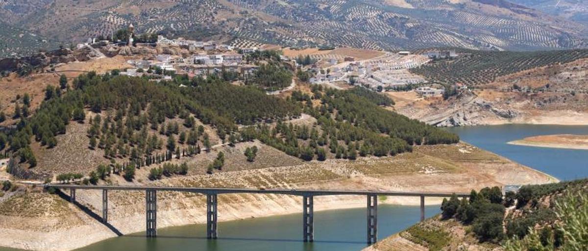 Iznájar. Puente que cruza el mayor embalse de Andalucía, con el pueblo al fondo.