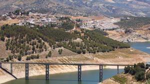 Iznájar. Puente que cruza el mayor embalse de Andalucía, con el pueblo al fondo.