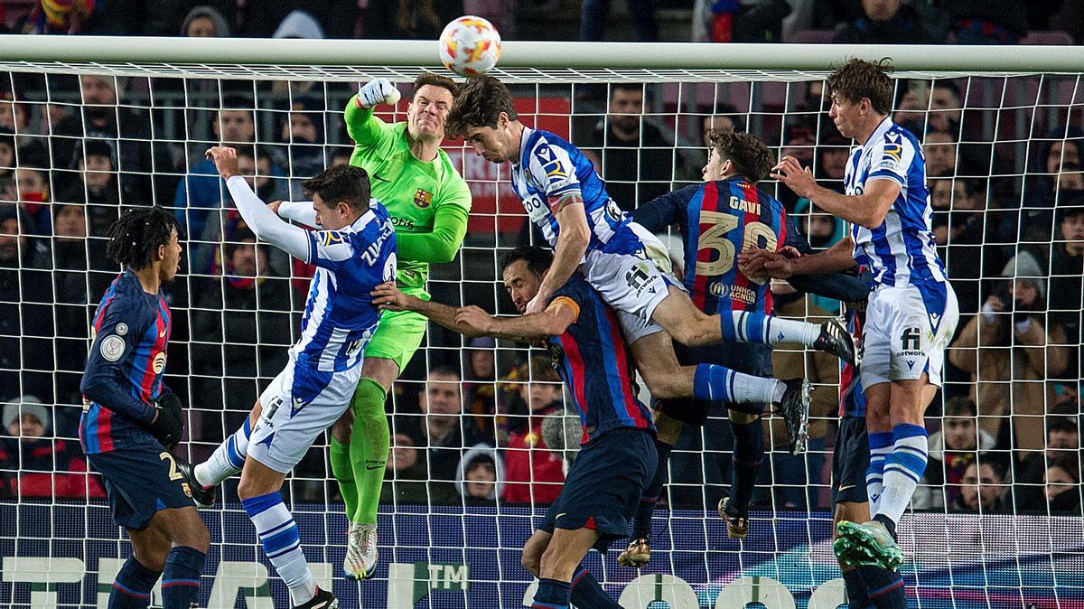 Ter Stegen despeja de puños en un córner lanzado por la Real Sociedad en el Camp Nou.