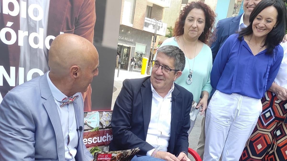Patxi López (centro) habla con Hurtado observado por dirigentes del PSOE cordobés.