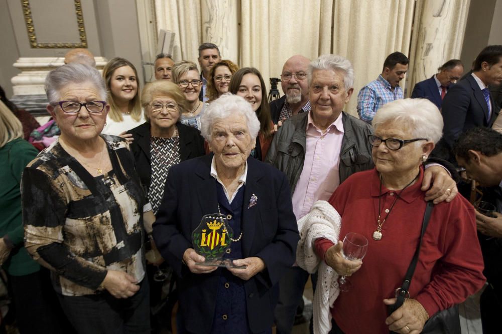 Homenaje a los 25 vecinos centenarios de Valencia