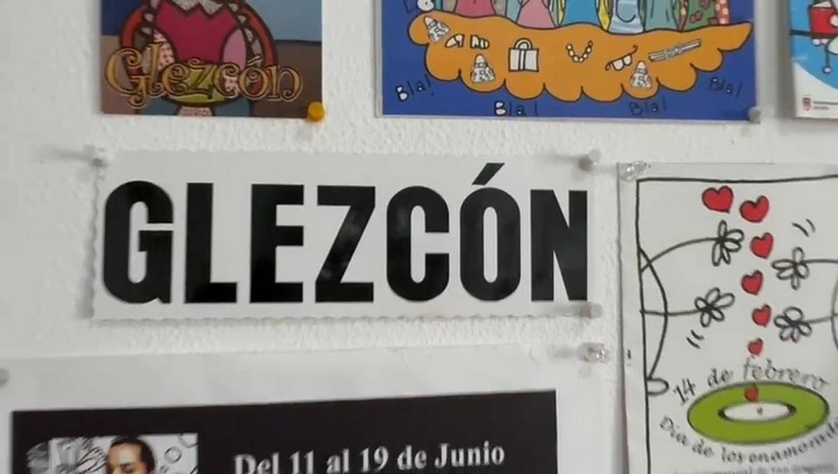 La artista Juani Gonzalez Falcón, Glezcón, en su taller de Salinetas, en Telde.