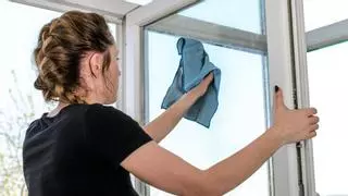 El trucazo para limpiar sin esfuerzo los rieles de las ventanas y no morir en el intento