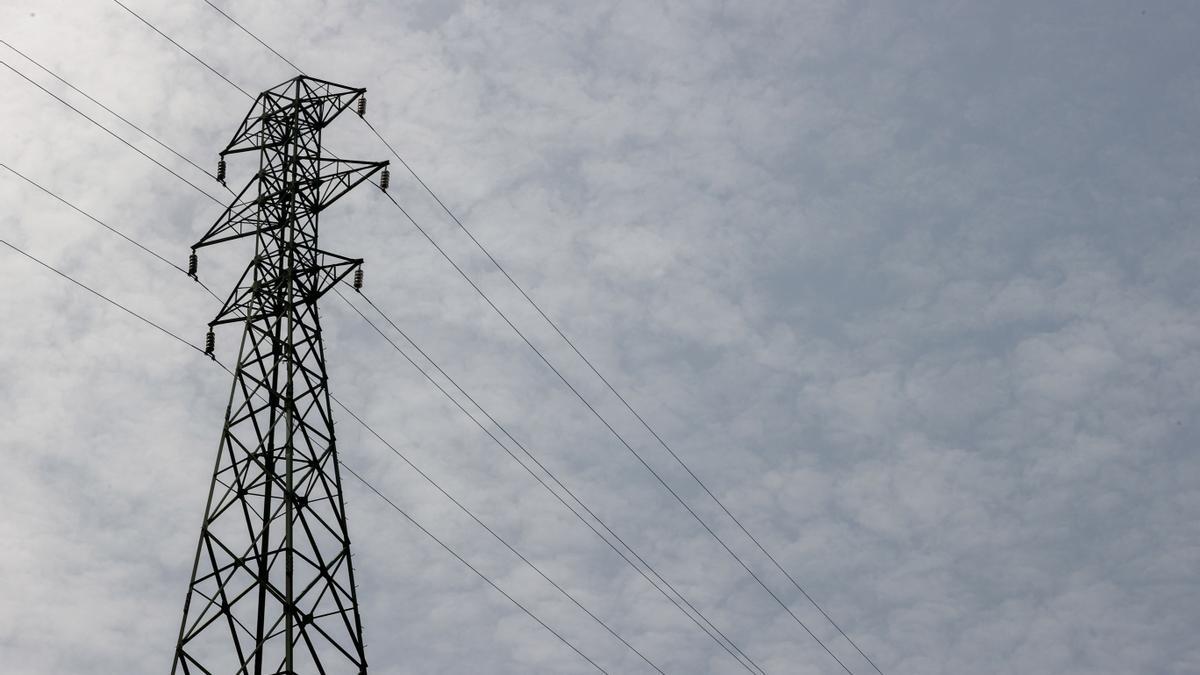 La electricidad despide junio con una bajada del 12 % hasta los 193 euros/MWh.
