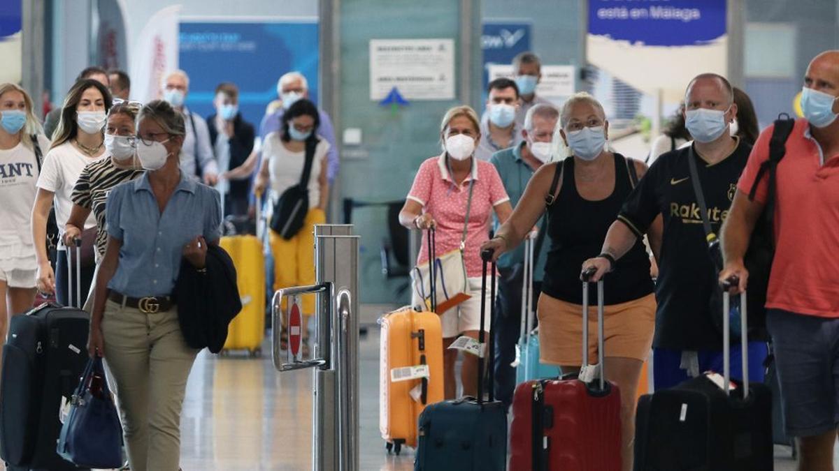 Turistas en el aeropuerto de Málaga