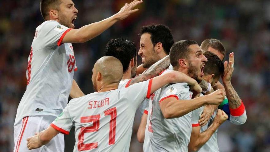 Los futbolistas españoles celebran el gol de Nacho, que ponía a la selección por delante en el marcador.