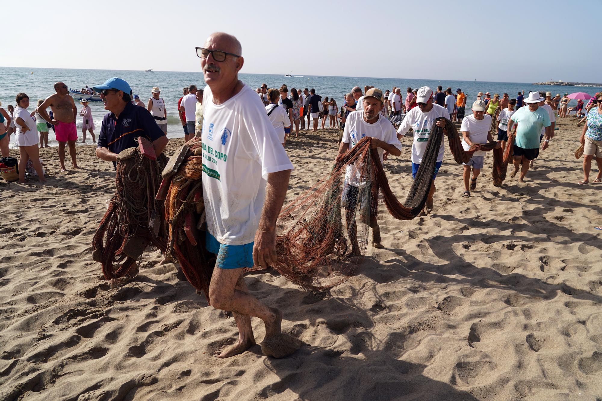 Marengos recrean el tradicional arte pesquero de la 'Tirada del Copo' en Fuengirola