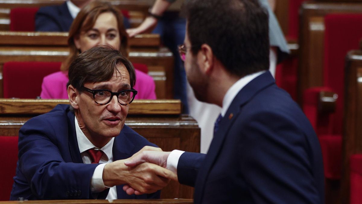 Pere Aragonès saluda Salvador Illa al Parlament