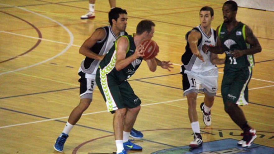 Urtasun controla el balón en presencia de Calloway y dos contrarios.