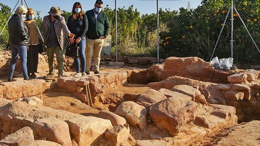 La alcaldesa de Bétera visitó ayer la excavación.