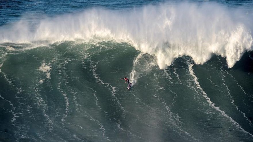 Más de 30 personas hospitalizadas tras un &quot;vertido anómalo&quot; en la playa de Nazaré