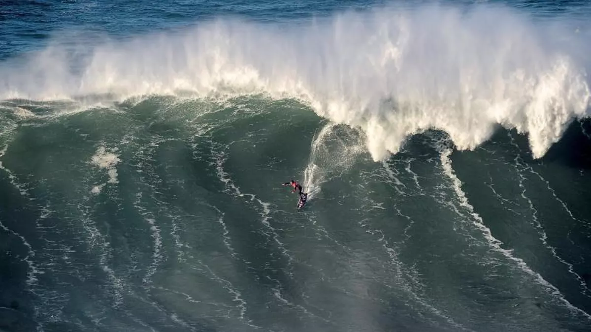Más de 30 personas hospitalizadas tras un "vertido anómalo" en la playa de Nazaré