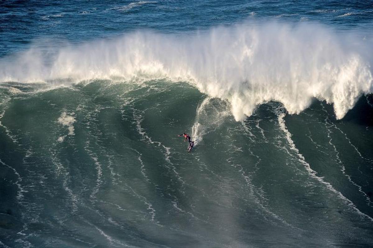 Olas en la playa de Nazaré.