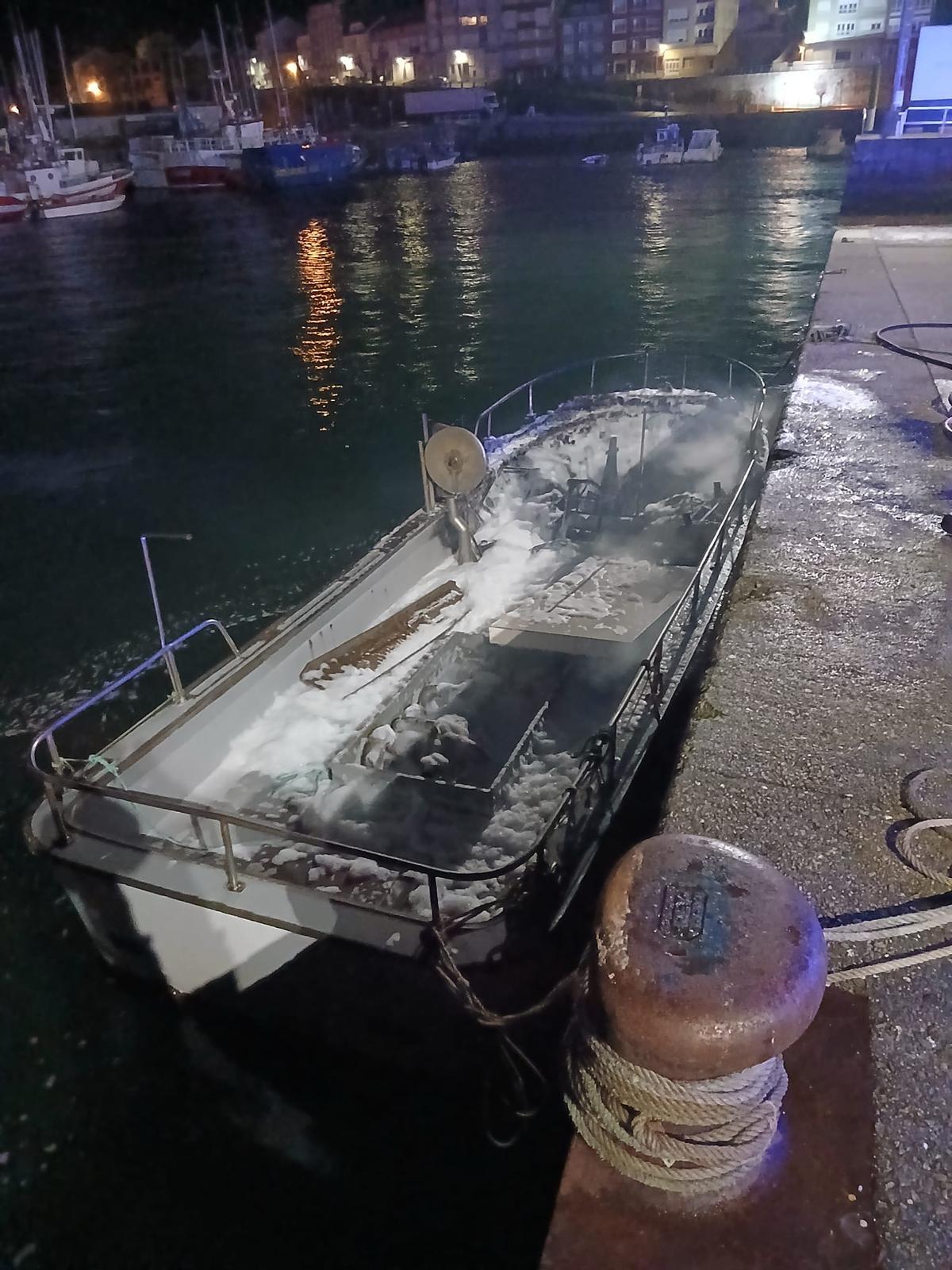 Estado en el que quedó la lancha tras el incendio.