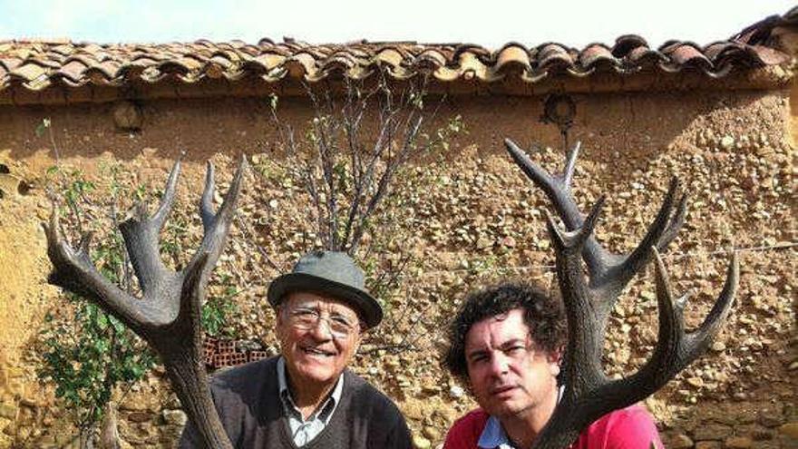 Los cazadores  posan junto a la cornamenta del ciervo abatido en Olleros de Tera.