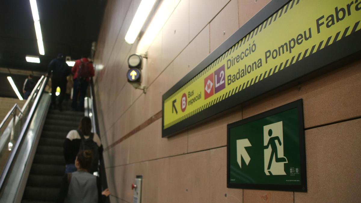 Usuarios se dirigen al exterior de la estación de La Pau para tomar los buses lanzadora