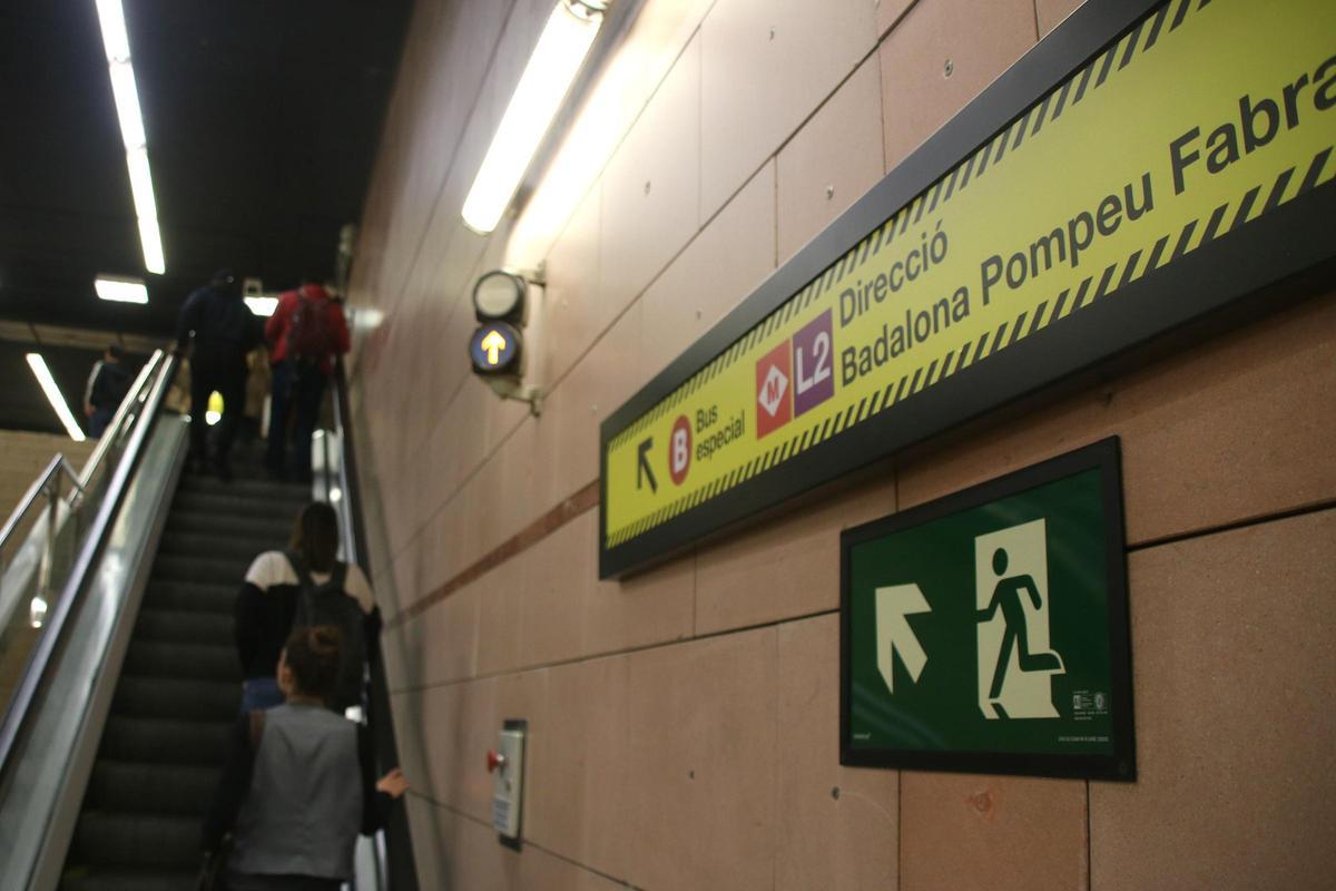 Usuarios se dirigen al exterior de la estación de La Pau para tomar los buses lanzadora