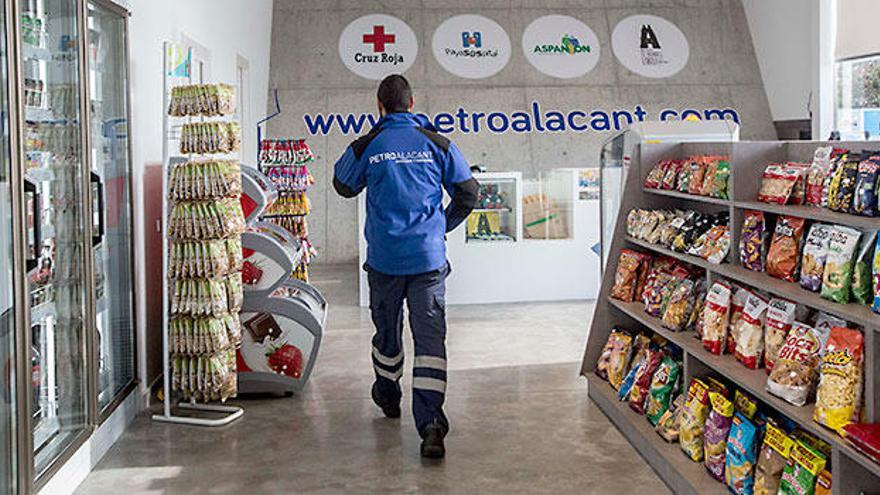 PetroAlacant cuenta con cuatro estaciones de servicio en el Pla de la Vallonga, la carretera de Madrid, el Aeropuerto y La Albufereta