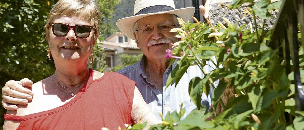 Los músicos Genia Tobin y Tomeu Estaràs, en su pueblo, Valldemossa.