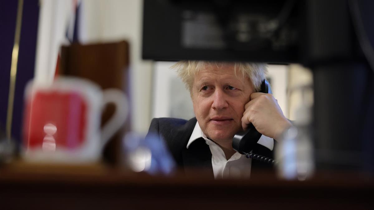 HANDOUT - 13 December 2020  England  London  UK Prime Minister Boris Johnson briefs members of the Cabinet from his office at 10 Downing Street after his call with European Commission President Ursula von der Leyen  Photo  Andrew Parsons No10 Downing Street dpa - ATTENTION  editorial use only and only if the credit mentioned above is referenced in full  Andrew Parsons No10 Downing Stre   DPA  13 12 2020 ONLY FOR USE IN SPAIN