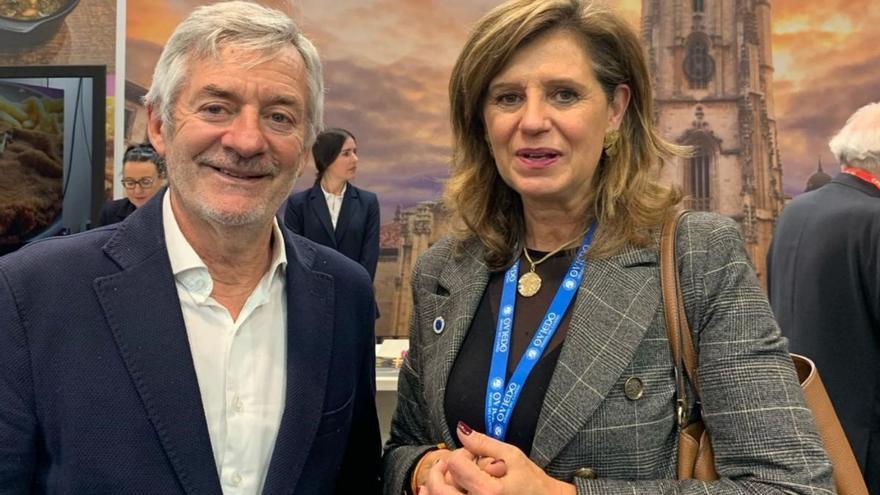 Fernando Carpena y Conchita Méndez, durante su reunión en Fitur. | LNE