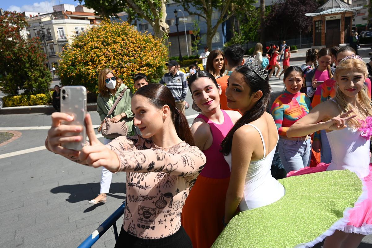 María Cava se hace una foto con sus compañeras.