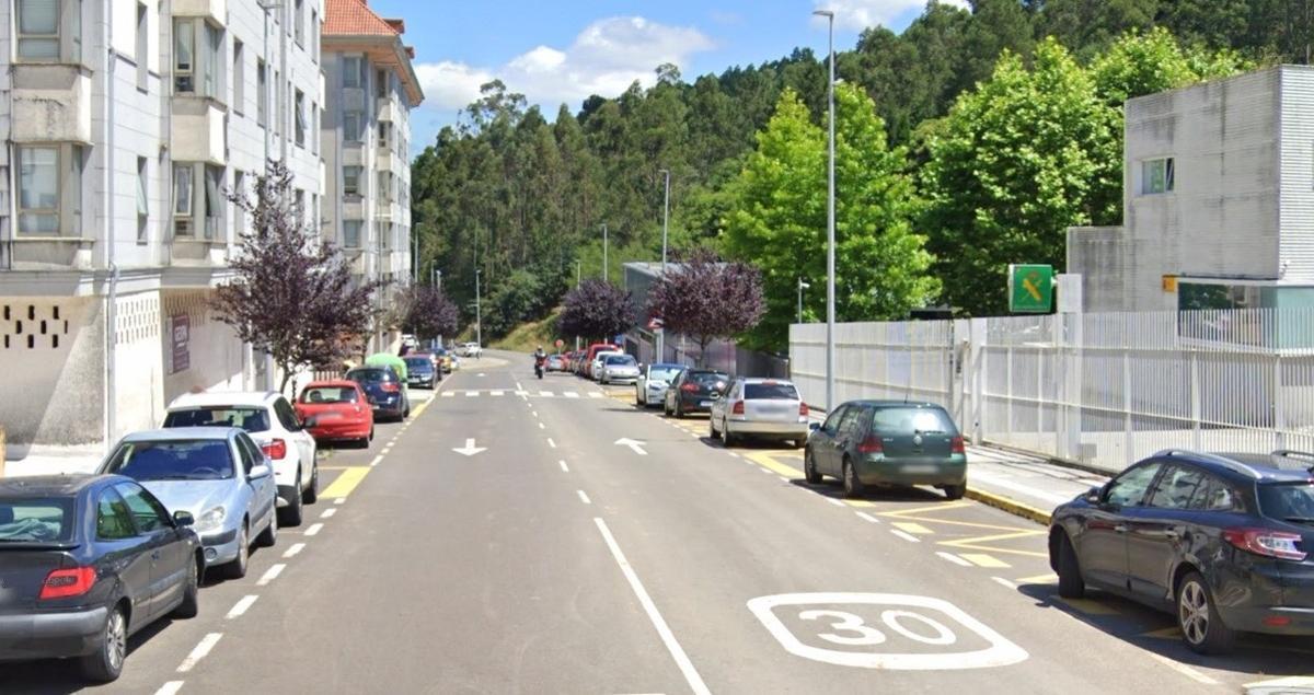 Rúa do Rego en Milladoiro, actualmente con dos sentidos de circulación que se quieren reducir a uno, de bajada