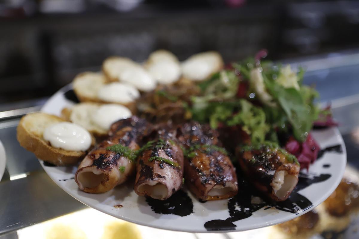 Una ración de chipirones a la plancha del Café del Marqués, en La Jota, Zaragoza