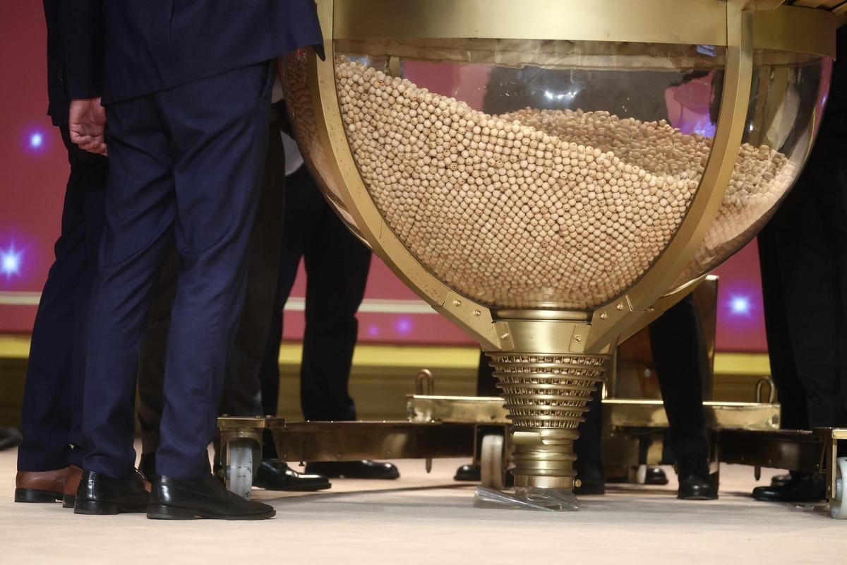 Miles de bolas ruedan por los bombos de la Lotería de Navidad.