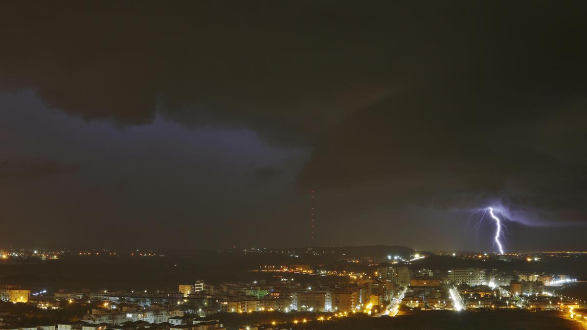 Un rayo de la tormenta captado en la playa de La Mata de Torrevieja. La tromba de agua vino acompañada de despliegue de actividad eléctrica