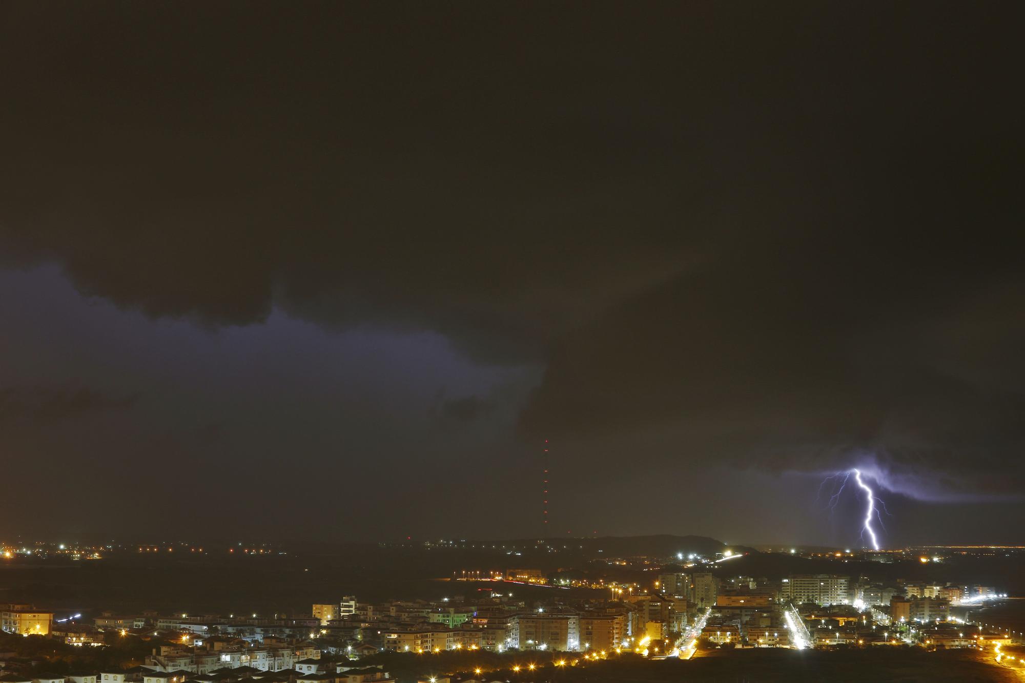 Un rayo de la tormenta captado en la playa de La Mata de Torrevieja. La tromba de agua vino acompañada de despliegue de actividad eléctrica