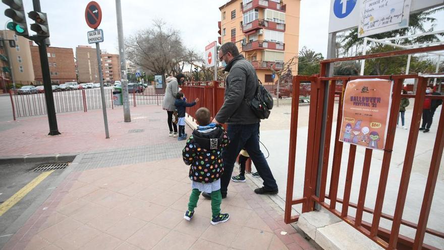 Un padre recoge a sus dos hijos esta mañana en el CEIP Mariano Aroca de Murcia