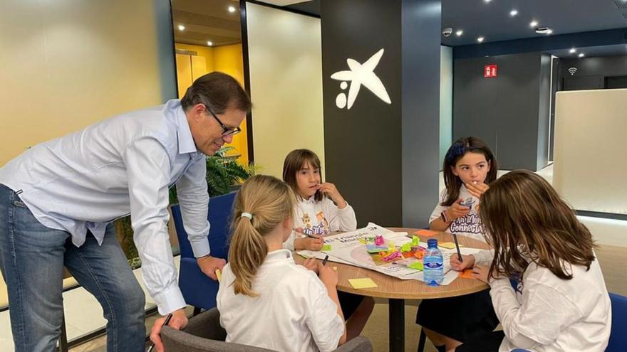 CaixaBank fomenta l’ús responsable de la tecnologia entre nens i nenes de Girona