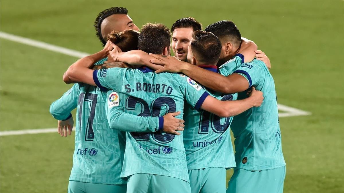 Los jugadores del Barça celebran uno de los goles en La Cerámica