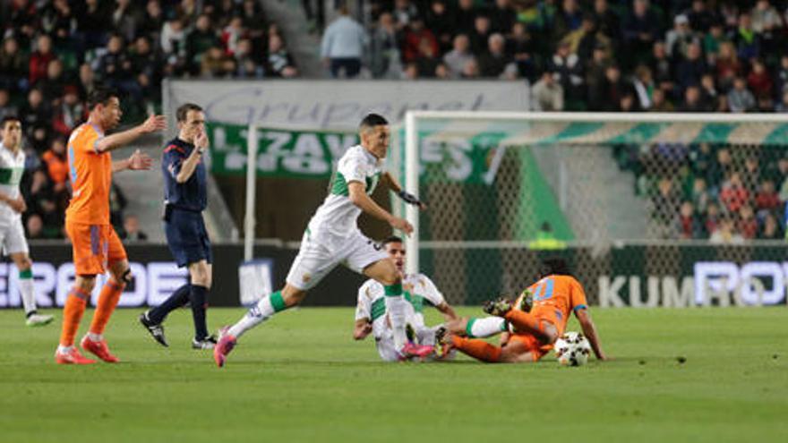 Un lance del partido de hoy en el Martínez Valero