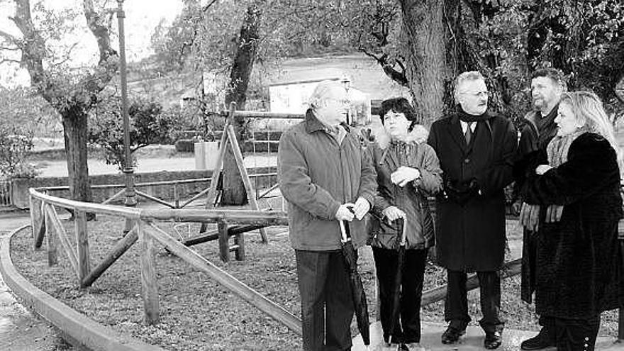 Antonio Trevín (en el centro), con miembros de la Corporación naviega, en el área recreativa de Cacabellos.